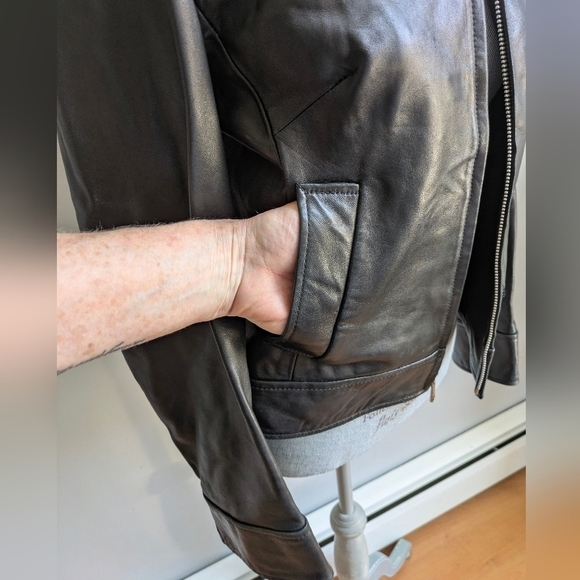 Vintage Banana Republic Classic Black Leather Moto Jacket - Picture 4 of 16